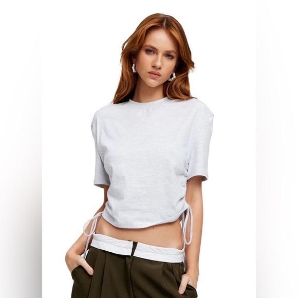 Lioness Tops - NWT Lioness White Short Sleeve Tee size small. Off-white/light gray